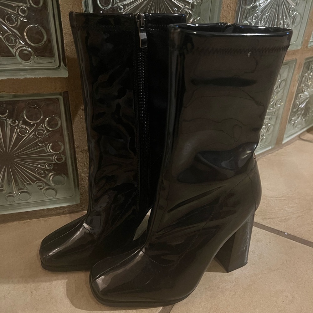 BLACK BOOTS NEVER WORN